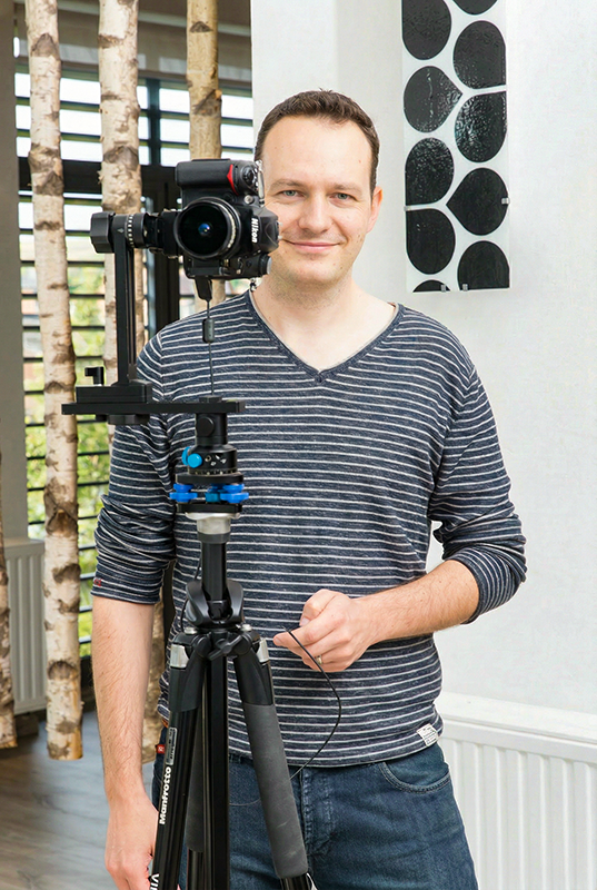 Portret van Tim van Storygraaf - 360° Virtuele tours en bedrijfsfotografie in Leuven - Vlaams Brabant. Aan het werk met en professionele panoramakop en DSLR camera