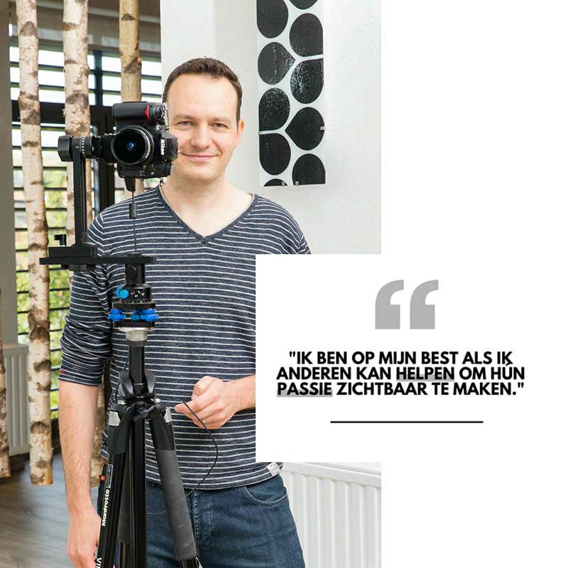 Portret van Tim van Storygraaf - 360° Virtuele tours en bedrijfsfotografie in Leuven - Vlaams Brabant. Aan het werk met en professionele panoramakop en DSLR camera